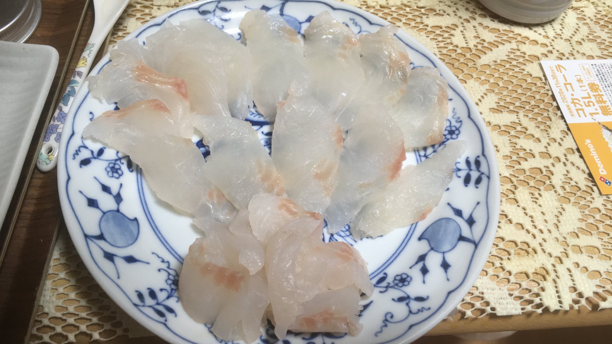 だいさん 弱って海面に浮かんでるコブダイがいたのでタモですくったよ 美味いとか不味い とか聞いててどんな味がするのか気になってたのでこいつぁラッキー ベラ系の割にまぁ確かに鯛に似てるけど 鯛の方が美味しいね 刺身は鯛な感じで 炊くとベラの