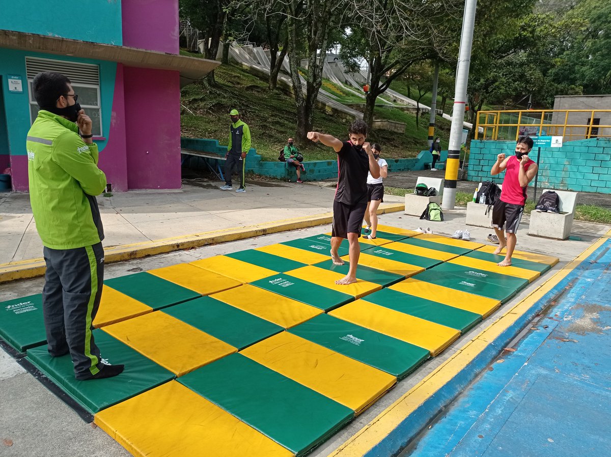 orregotommy's tweet photo. Feria de servicios, COMUNA 12 LA AMÉRICA...! Clase de sambo #ELINDERSeSiente https://t.co/AQ3Qm4ojJ3