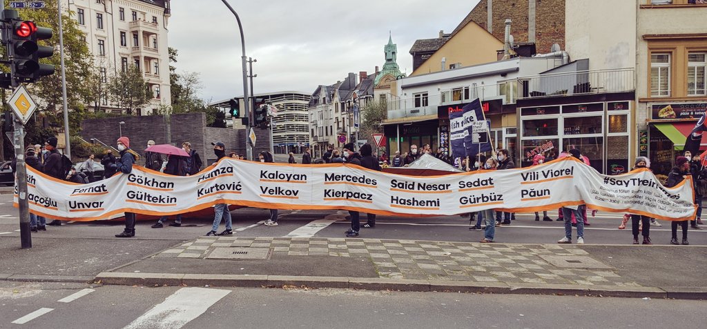 WI_2410's tweet photo. "#Hanau war kein Einzelfall - Widerstand überall". Die Demo ist am oberen Ende der Schwalbacher Straße angelangt.  #WI2410 https://t.co/p9iZ6cja8a