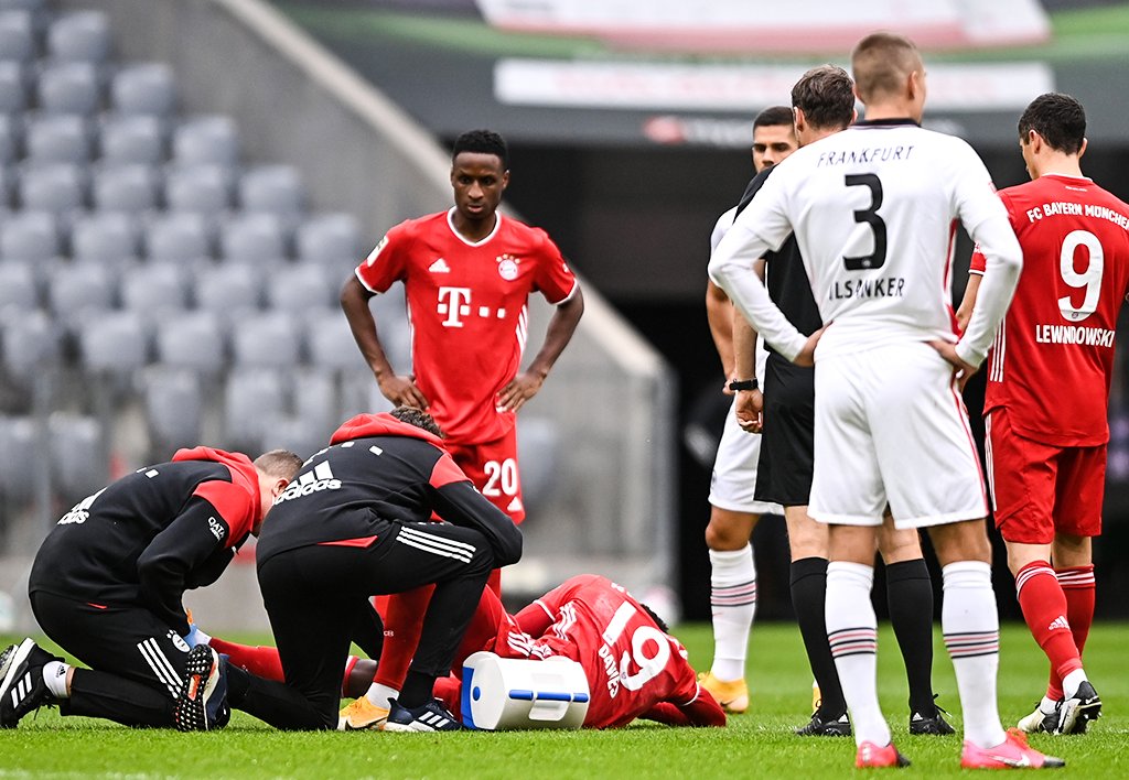 brfootball's tweet photo. Alphonso Davies was substituted and had to be helped off the field just three minutes into Bayern's game vs. Frankfurt.

Get well soon, Phonzie 🙏 https://t.co/la3RKSoPxh