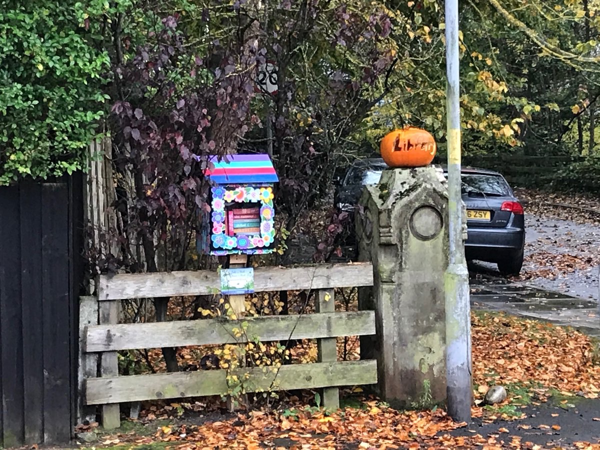 WalkingMunro's tweet image. On the corner of Ravenmeols Lane and The Ravens #Formby 🐿 can be found this lovely little library 📚 
#littlelibraryformby @LibraryFormby