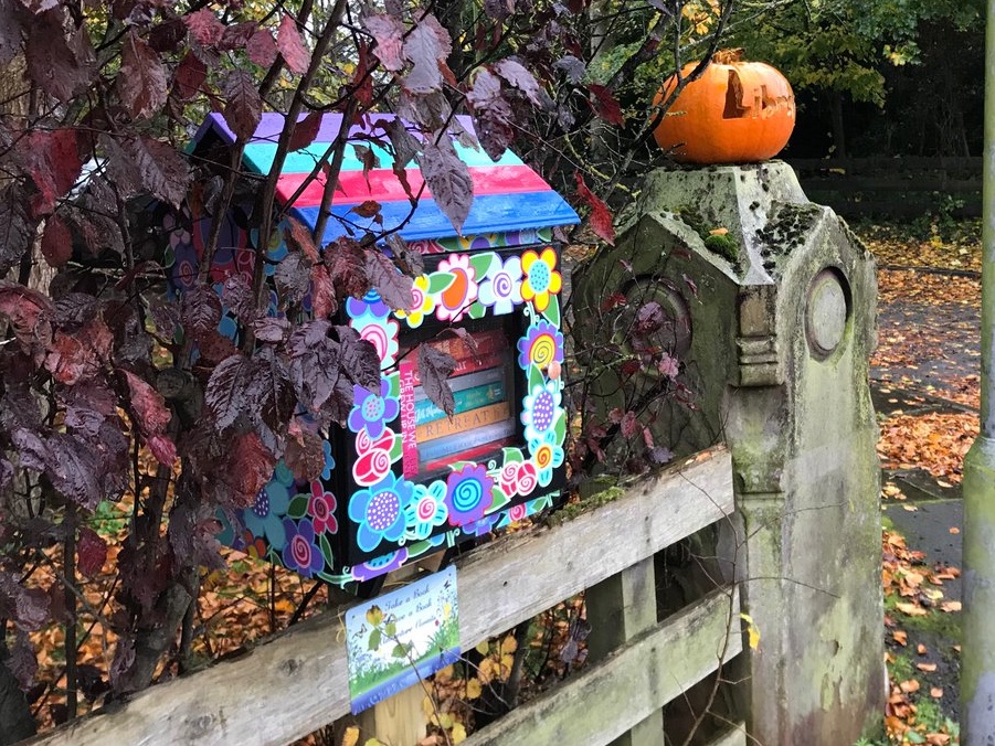 WalkingMunro's tweet image. On the corner of Ravenmeols Lane and The Ravens #Formby 🐿 can be found this lovely little library 📚 
#littlelibraryformby @LibraryFormby