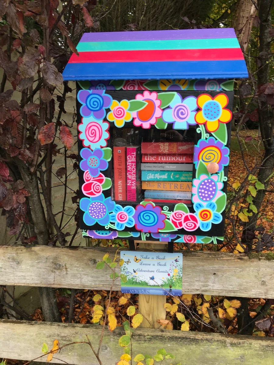 WalkingMunro's tweet image. On the corner of Ravenmeols Lane and The Ravens #Formby 🐿 can be found this lovely little library 📚 
#littlelibraryformby @LibraryFormby