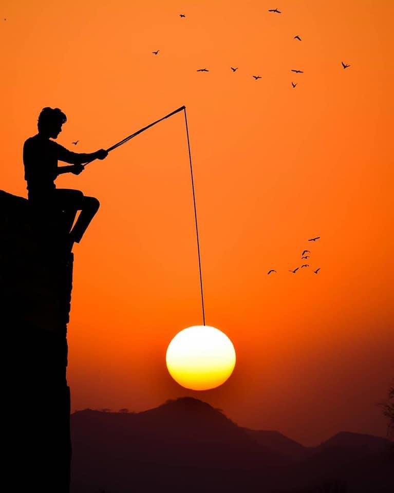 ammr's tweet photo. شاب من الهند 21 سنة اسمه Sulabh Lamba متخصص في تصوير غروب الشمس بطرق ابداعية 😍 https://t.co/sUYda6vIuo