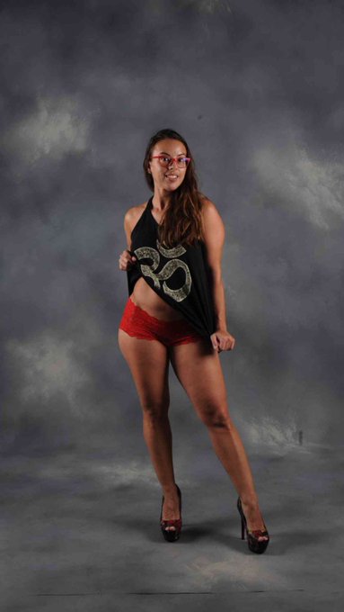 Lo que hace el aburrimiento, posar y sonre&iacute;r, en mis ratitos libres leer mucho📚📖 https://t.co/v9g4ef<a href="/tag/nuevafotodeperfil"class="tags"><span>#nuevafotodeperfil</span></a>