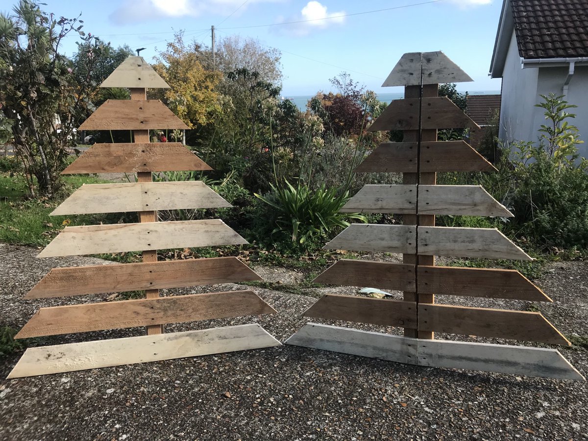 We’ve started making these for the #Nettlestone &amp; #Seaview Community Partnership. Hope to get around 20 painted with lights round villages for December ⁦<a href="/WightAid/">WightAID</a>⁩ ⁦<a href="/HighSheriffIOW/">High Sheriff IOW</a>⁩ #iwnews