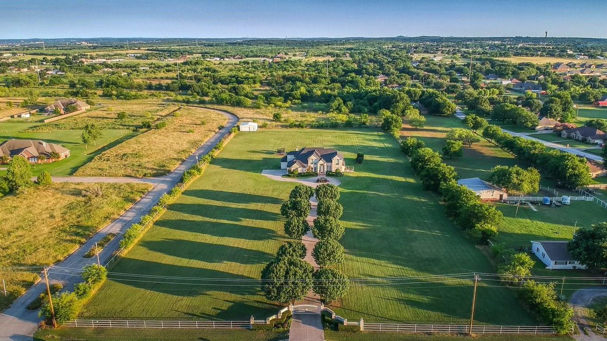 5 Acres, 4172 Sqft, 4 Beds, 4 Baths

45 mins from Downtown Dallas
20 mins from Downtown Fort Worth

Peace, quiet, privacy. $785,000.