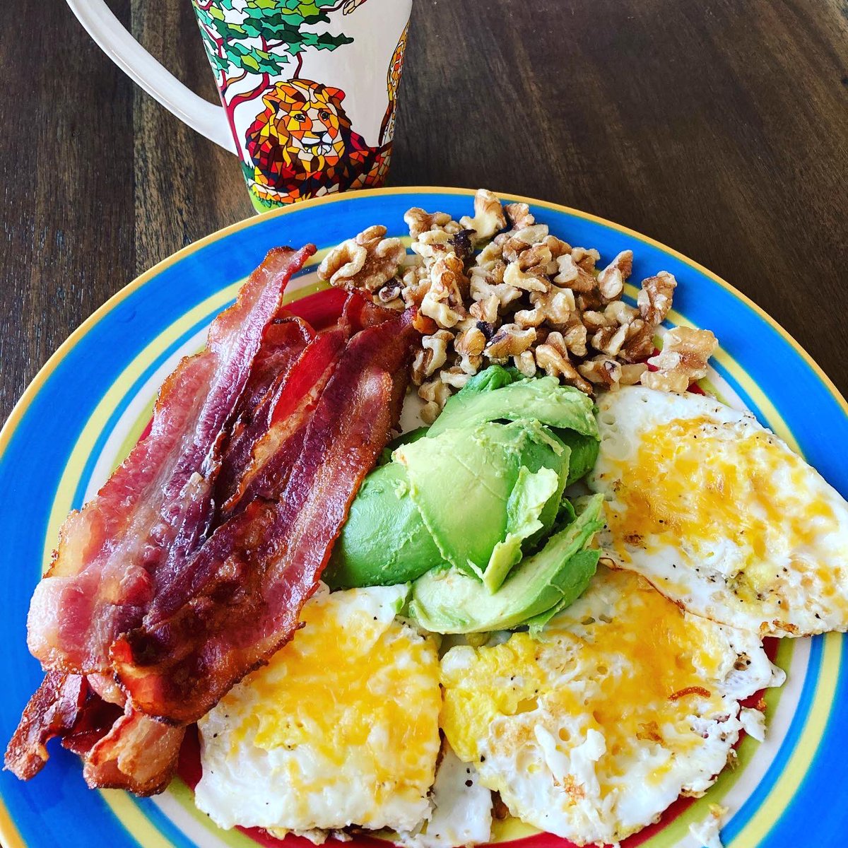 BeEliteDaily's tweet photo. Saturday Breakfast: Fried Eggs, Avocado, Walnuts, + Bacon @butcherbox 🔥💪

#realbreakfast #walnuts #avocado #eggs #eatrealfood #cookathome #homechef #butcherbox #bacon https://t.co/rXiX0Gst9L