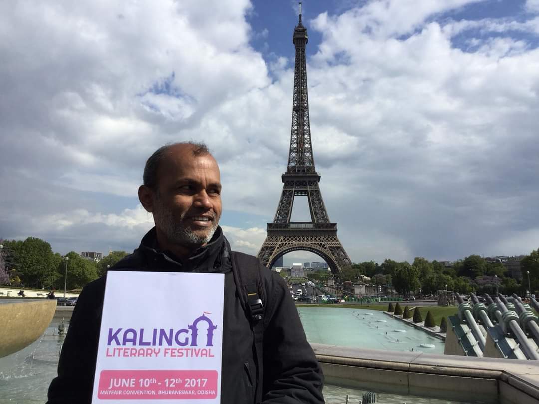 kalingalitfest's tweet photo. Support and solidarity with #KalingaLiteraryFestival #KLF2017 at #Paris. Noted artist, sculptor Gadadhar Ojha with #KLF logo at #EiffelTower, #ArcdeTriomphe at #ChampsElysées, and the #GrandPalais in Paris. https://t.co/zNJDXx9ikf