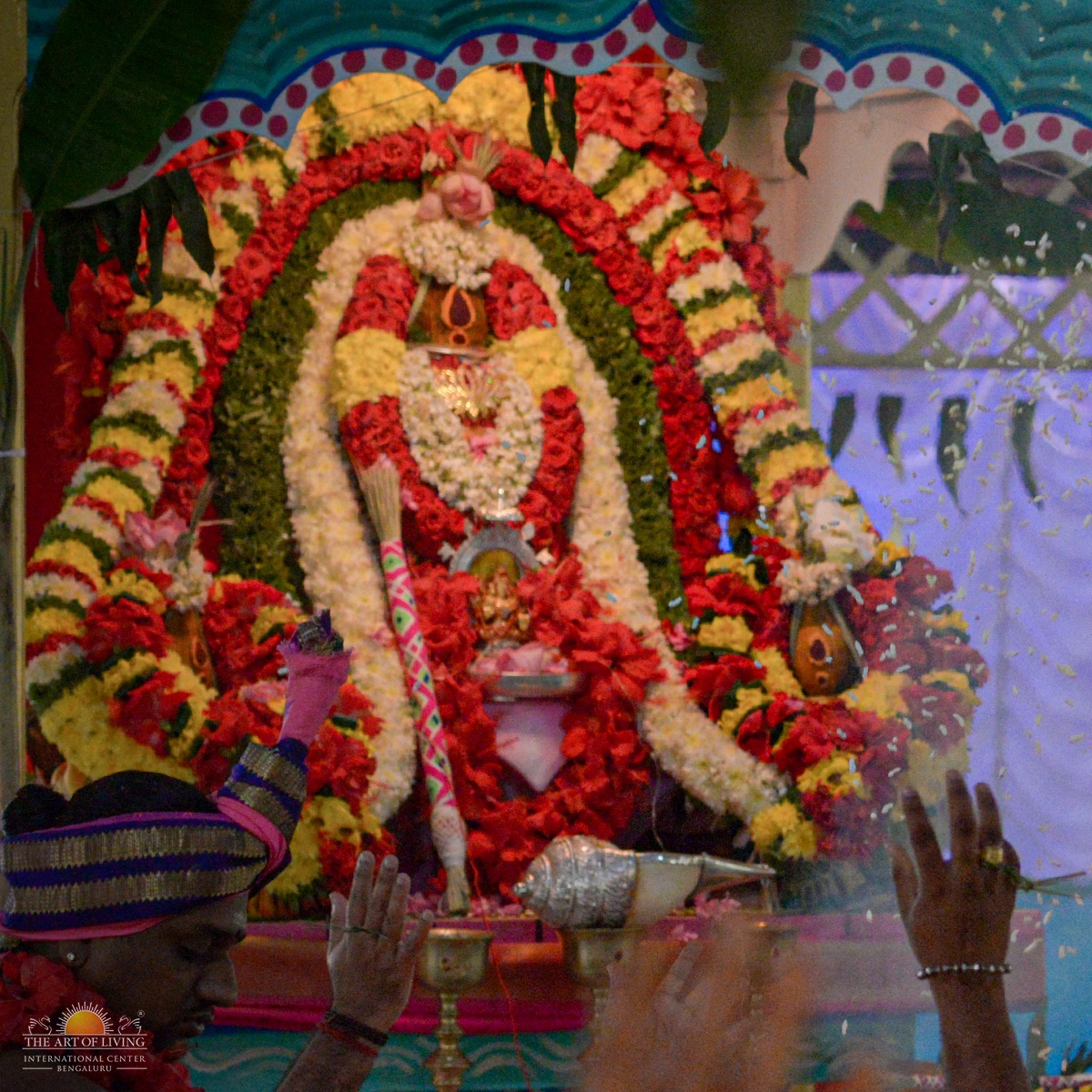 The magnificence of the Divine Mother pervading the universe was felt & revered as the learned pundits & veda boys chanted the harmonic vedic chants.
A glimpse on #Navratri2020 celebrations from The Art of Living International Center, Bengaluru. https://t.co/ogu4UTIntf