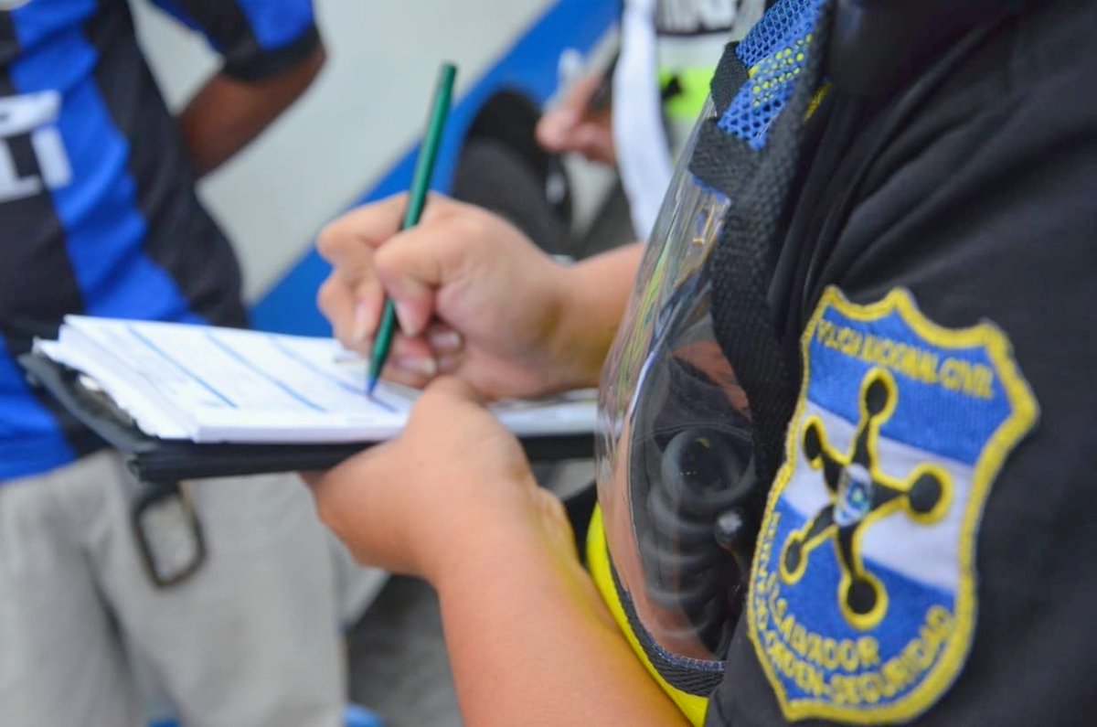 La División de Tránsito Terrestre, inspecciona este sábado las diferentes unidades de transporte colectivo a nivel nacional, para corroborar que las medidas de bioseguridad se estén cumpliendo y el cobro de tarifas autorizadas del pasaje también.
#ITVX https://t.co/Dh6EYBvT7c