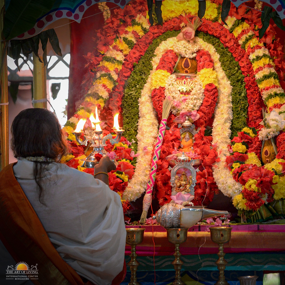 Shat Chandi Homa - the pinnacle of all the Homas of #Navratri2020 celebrations concluded today in the presence of Gurudev @SriSriRaviShankar. https://t.co/k4qx0YAc4V
