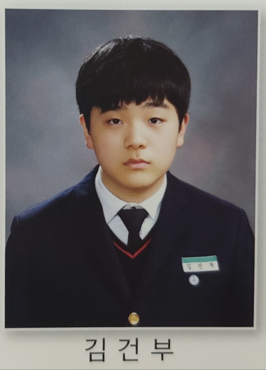 DW_Canyon_'s tweet photo. 애기 졸업사진 ㅠㅠㅠㅜㅜㅠㅠㅠㅠㅠㅠ 옛날부터 귀여웠구나 우리애기 ㅠㅠㅠㅠㅜㅠㅠㅠㅠㅠㅠ https://t.co/m1LOoHeoXi