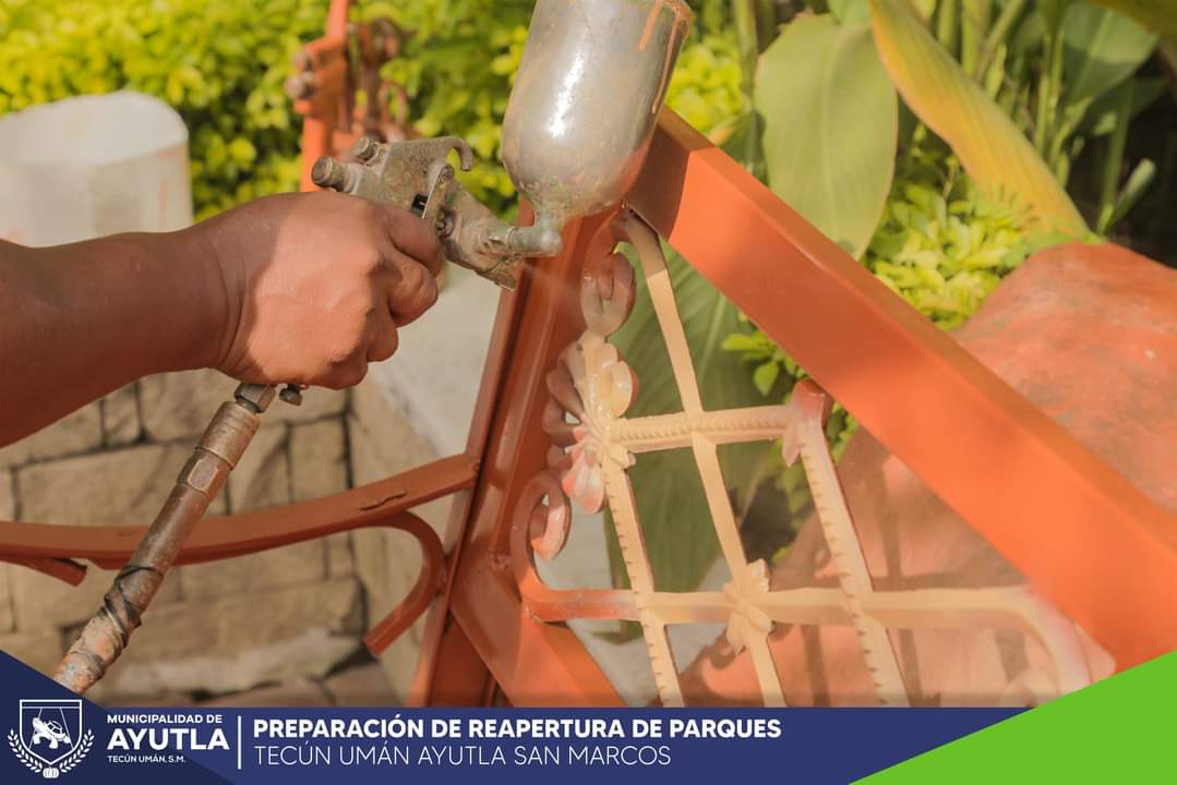 muniayutla's tweet photo. Nos preparamos con responsabilidad para poder recibirte de la mejor manera y puedas disfrutar con tu familia y amigos. 

Es por ello que nuestro equipo de ornato realizan el remozamiento de las bancas en nuestro Parque Central y Parque Pereda Wolford.
⬇️ https://t.co/9unfULjqxP