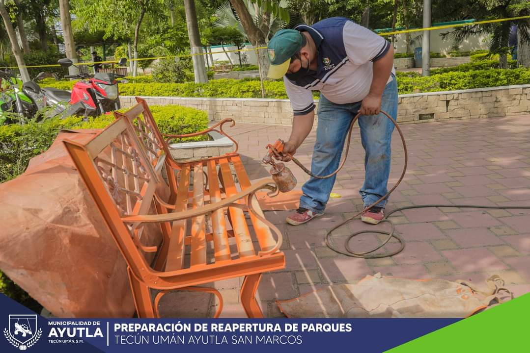 muniayutla's tweet photo. Nos preparamos con responsabilidad para poder recibirte de la mejor manera y puedas disfrutar con tu familia y amigos. 

Es por ello que nuestro equipo de ornato realizan el remozamiento de las bancas en nuestro Parque Central y Parque Pereda Wolford.
⬇️ https://t.co/9unfULjqxP