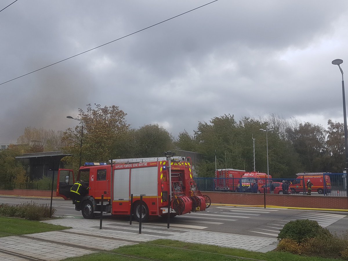 goeland_gr's tweet photo. Incendie d'entrepot 10 000m2 au #Havre. Principalement stockage de textile sur 15m de haut. Personnes dans le voisinage evacuées par précaution... feu circoncis. Aucune victime. https://t.co/v5vbBSdfCk
