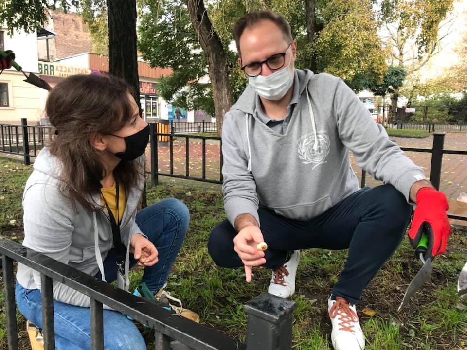 UD_PragaPolnoc's tweet photo. #ZielonaPraga
300 cebulek krokusów posadzili dziś na skwerze przy Brzeskiej Zarząd Dzielnicy, #ZPTP razem z mieszkańcami i organizacjami. Dziękujemy! To była piękna sobota! 🌿🌺
@warszawa @UD_PragaPolnoc @ZarzadZieleni @JustynaGlusman @tvnwarszawa @TVP3Warszawa @ZStolicy https://t.co/1WYtWT1vxb