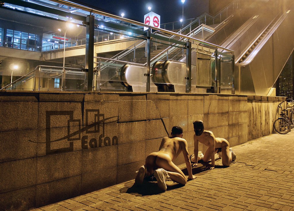 Eafan18's tweet photo. 又跟着@mcxbm 出去遛弯，明明自己的屁股才是又翘又圆还要来捏我的，最后回去手机没电徒步走了1个小时也是很难忘了😂 https://t.co/EFLq9hwPMd
