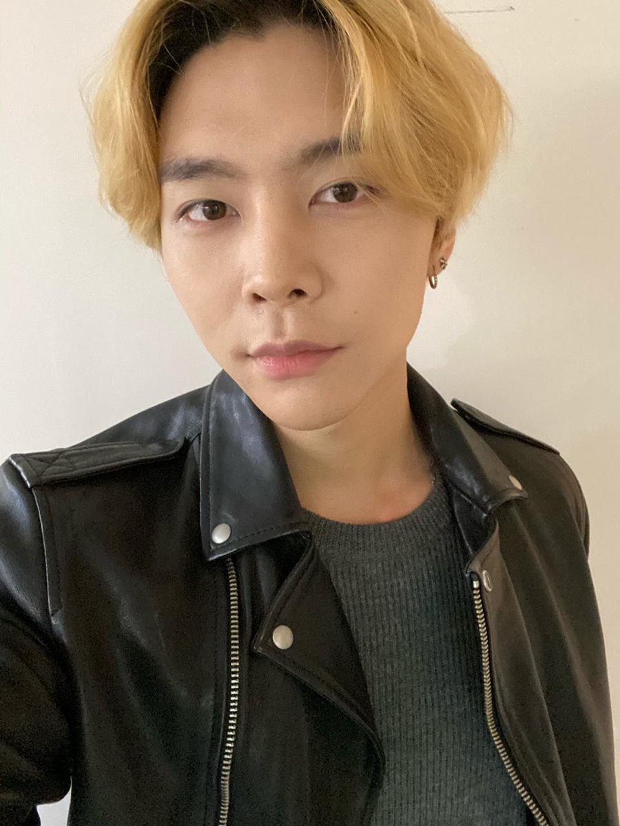 dailybubble127's tweet photo. • Johnny 
English translate:
I took out a leather jacket.
It's getting really cold these days, are you walking around warm?

Terjemaah Indonesia:
Aku mengeluarkan jaket kulit. 
Hari-hari ini semakin dingin, apakah kamu berjalan-jalan dengan hangat?
Trans by @dailybubble127 https://t.co/tKRo1bTrPH
