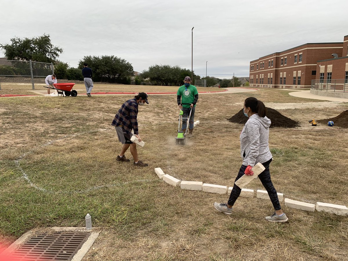 MurninGardeners's tweet photo. Our pollinator garden is getting started! Keep watching throughout the day to see the process! @NISDMurnin #pollinatorprotectors #NISDprojectacorn https://t.co/rHMPztb5pg