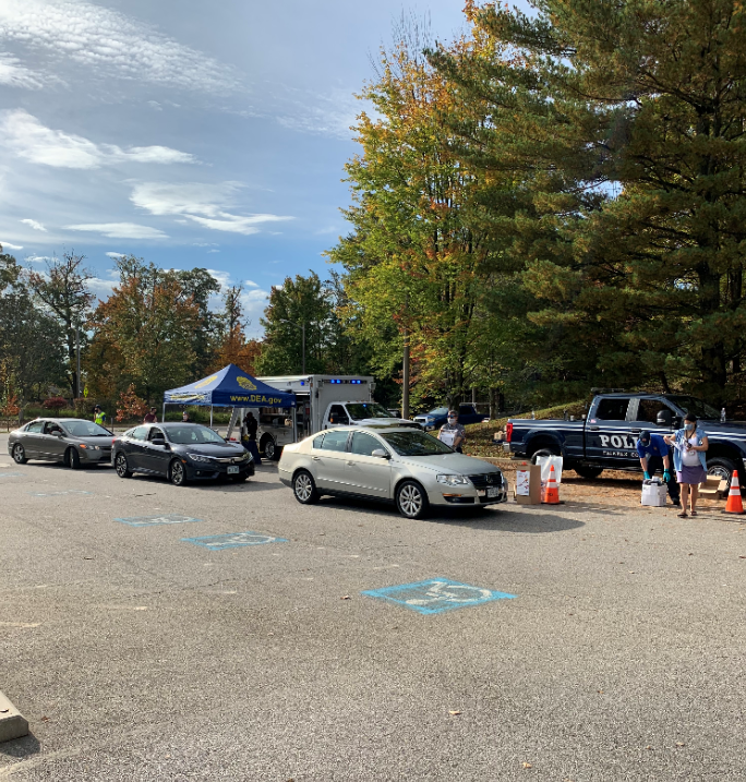 FairfaxCountyPD's tweet photo. Officers across the county are collecting your unused and expired medications today for National Drug Take Back Day! We will be out collecting from 10AM-2PM. Click here for locations around the county: #FCPDOnScene https://t.co/Z6w8gjZKxO https://t.co/l3yuRhpvL1