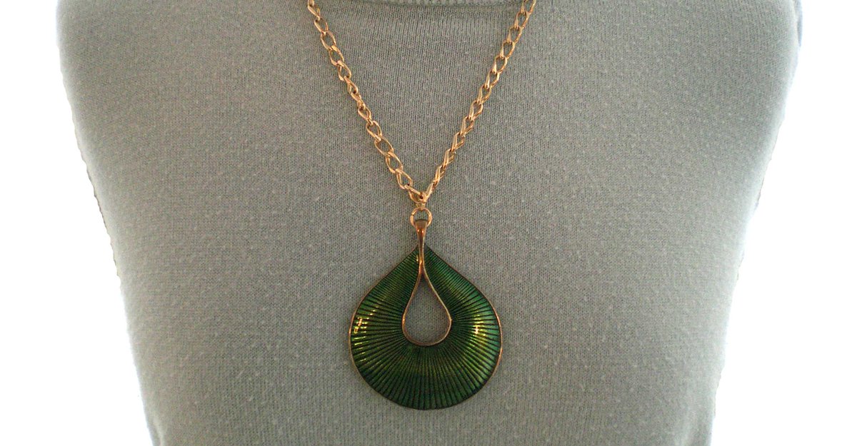 This vintage emerald green enamel pendant hangs on a gold plated chain. #vintagependant #greenpendant #enamelpendant #teardroppendant #etsyjewelry #etsyjewellery #etsyfinds #EtsySocial etsy.com/uk/listing/752…