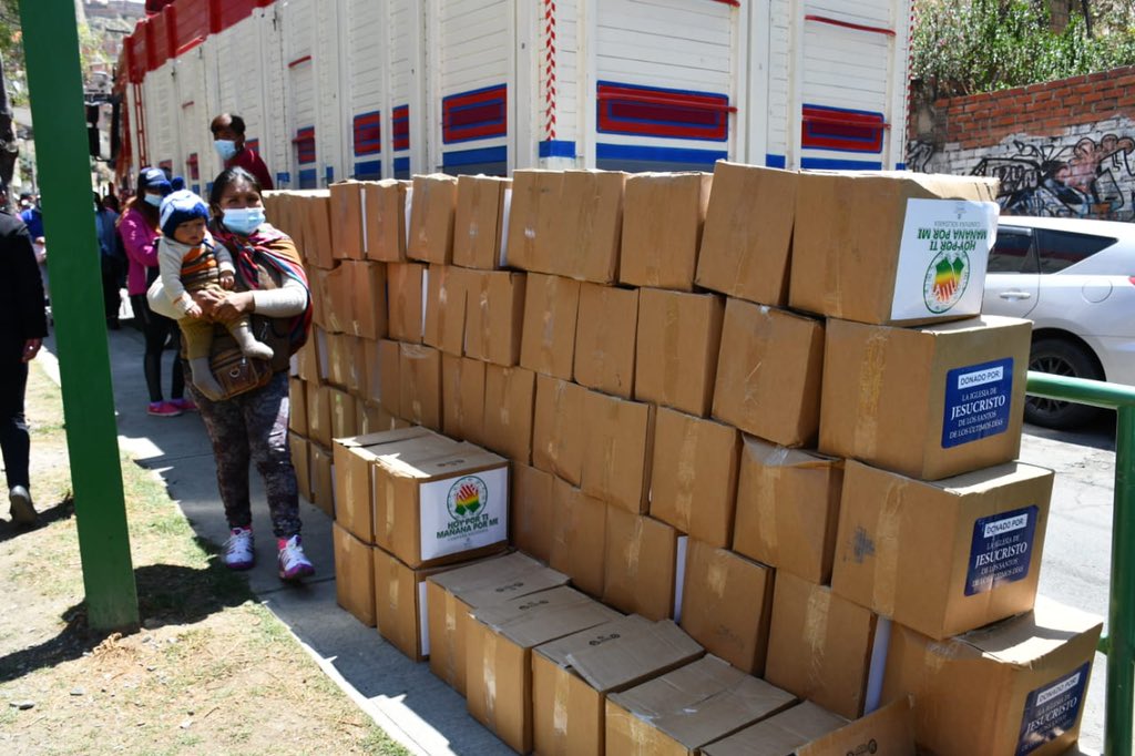 ViceminSegCiu's tweet photo. Viceministro de Seguridad Ciudadana @WilSantacho en coordinación con la campaña solidaria “ Hoy por ti, mañana por mi” hace entrega de productos alimenticios a la “Asociación de Vendedores de caramelos y libros en la calle” un sector afectado por la pandemia. https://t.co/yCSLzYYces