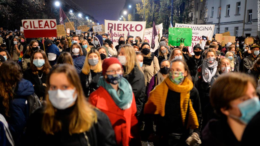 CNN's tweet photo. Police in Poland used pepper spray against demonstrators after hundreds gathered in the capital of Warsaw to protest a near-total on abortion. https://t.co/Si8tVyyMYA https://t.co/GLqMbslYc3