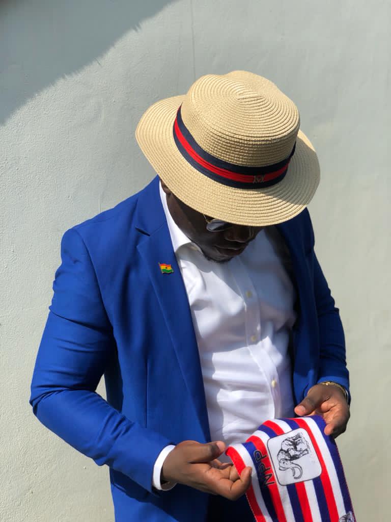 Ay3_Halfcast's tweet photo. I’m rocking these to show my support for #NPPColoursDay #RockYourNPPColours #44DaysTo4More https://t.co/qHuztVKtlv