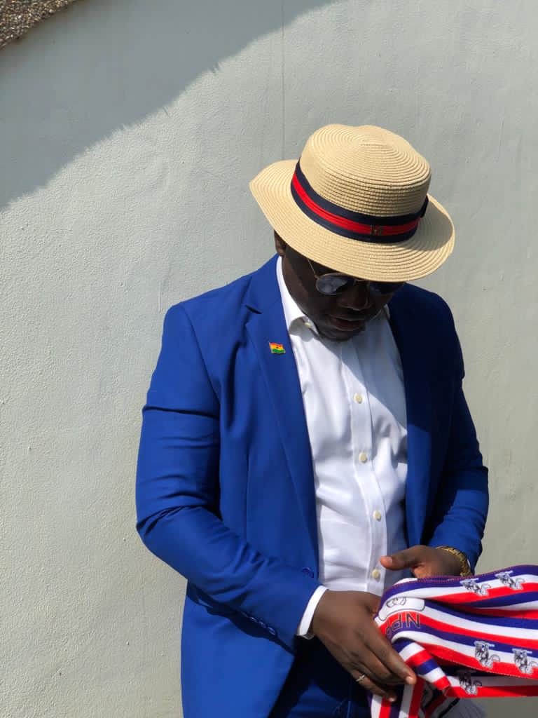 Ay3_Halfcast's tweet photo. I’m rocking these to show my support for #NPPColoursDay #RockYourNPPColours #44DaysTo4More https://t.co/qHuztVKtlv