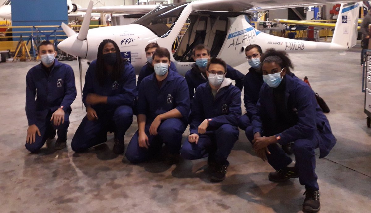remontage du Velis 1er avion électrique certifié <a href="/EASA/">EASA</a> 
 Opération réalisée à  #Toussus par les techniciens de #Finessemax 
Les apprentis ont pu découvrir les technologies de demain
Le CFA et <a href="/AirFranceFR/">Air France FR</a>  partenaires avec <a href="/FFAeronautique/">F. F. Aéronautique</a>  dans la R&amp;D de solutions de vol.