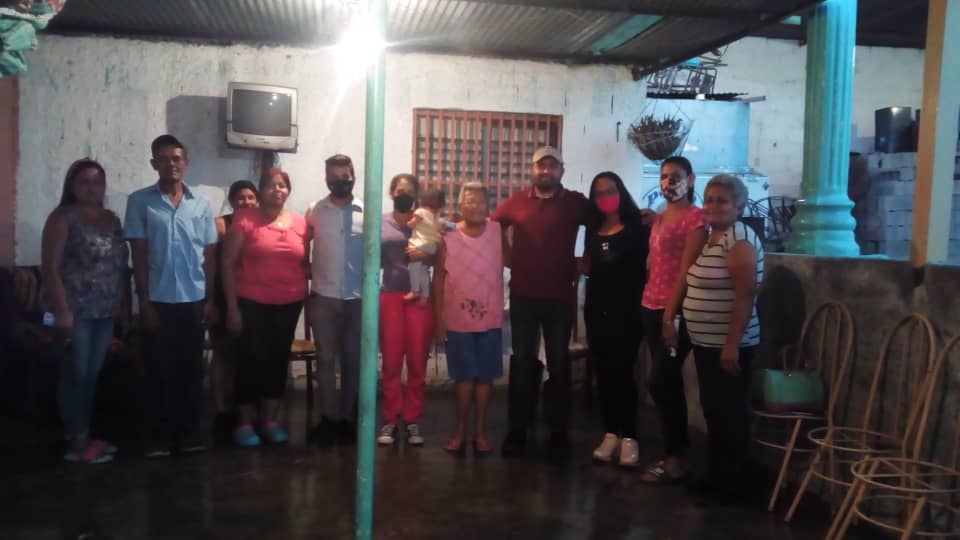 RonnyDiazspv's tweet photo. .@SPVLARA .@claudioefermin visitando a los vecinos de la Ruezga Sur, escuchando sus denuncias , Venezuela tiene SOLUCIÓN https://t.co/zGiMOkXY2g