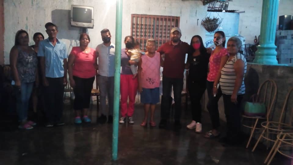 RonnyDiazspv's tweet photo. .@SPVLARA .@claudioefermin visitando a los vecinos de la Ruezga Sur, escuchando sus denuncias , Venezuela tiene SOLUCIÓN https://t.co/zGiMOkXY2g