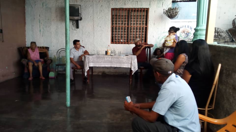 RonnyDiazspv's tweet photo. .@SPVLARA .@claudioefermin visitando a los vecinos de la Ruezga Sur, escuchando sus denuncias , Venezuela tiene SOLUCIÓN https://t.co/zGiMOkXY2g
