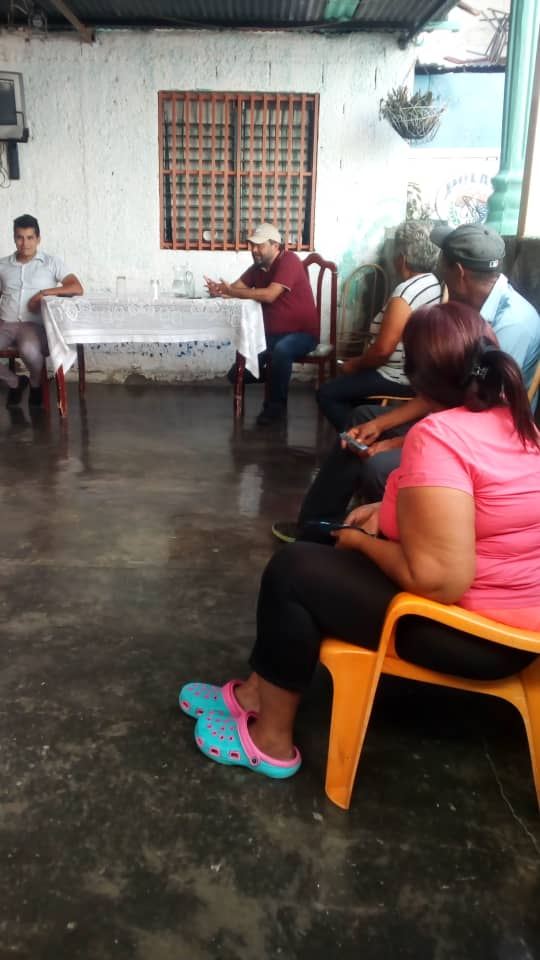 RonnyDiazspv's tweet photo. .@SPVLARA .@claudioefermin visitando a los vecinos de la Ruezga Sur, escuchando sus denuncias , Venezuela tiene SOLUCIÓN https://t.co/zGiMOkXY2g