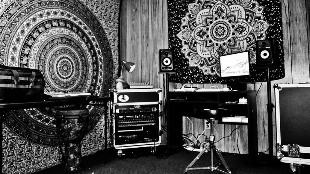 Ontologics's tweet image. Saturday aka Dungeonday. Demo 3 guitars are in the works. 
#LPIV 
#WritingSessions #AllGhoulsGetGone