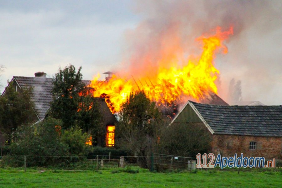 Uitslaande brand verwoest boerderij in #Terwolde. 112Apeldoorn.