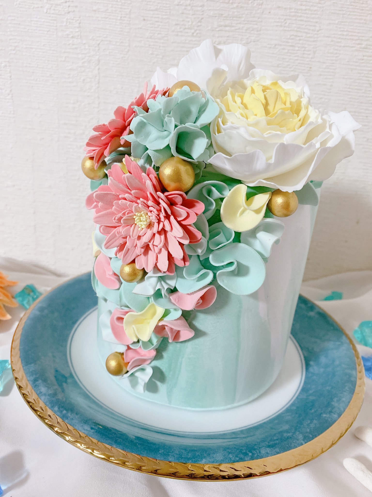 しらたま Happy 25th Birthday 生まれてきてくれて アイドルになってくれてありがとう メンカラと沖縄 の海をイメージしてエメラルドグリーンのマーブルケーキをオーダーしたよ 花びらが繊細でめっちゃかわいいの クレイケーキなので食べれません
