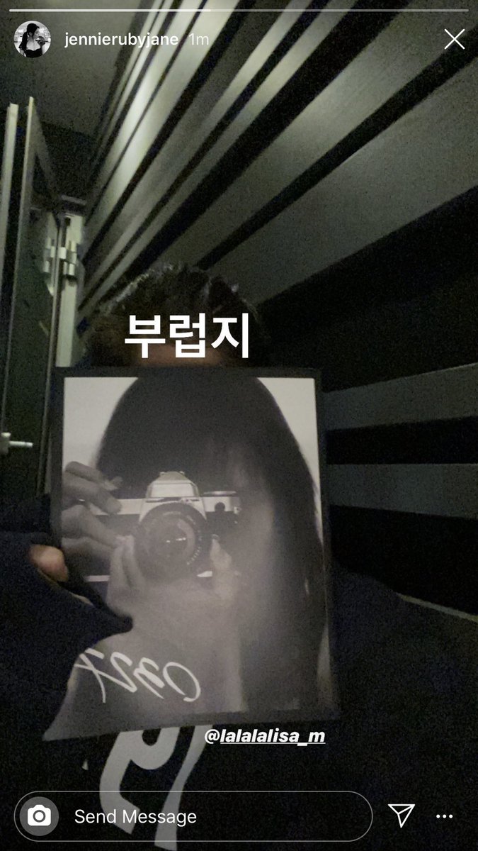 "You're jealous right"Jennie flexing lisa's photobook