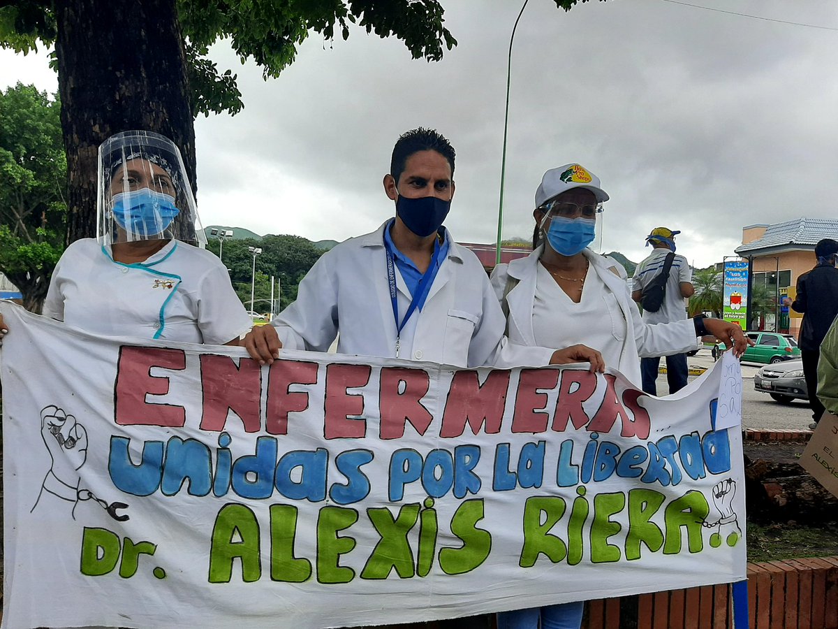 julioporlavida's tweet photo. #Ahora apoyando la protesta silente de los galenos de Carabobo, sobran los motivos protestar.

Levantamos por la voz por la #LibertadParaAlexisRiera #EnfermeriaPresente

@angelalvarezgil https://t.co/ojU24yxnH7