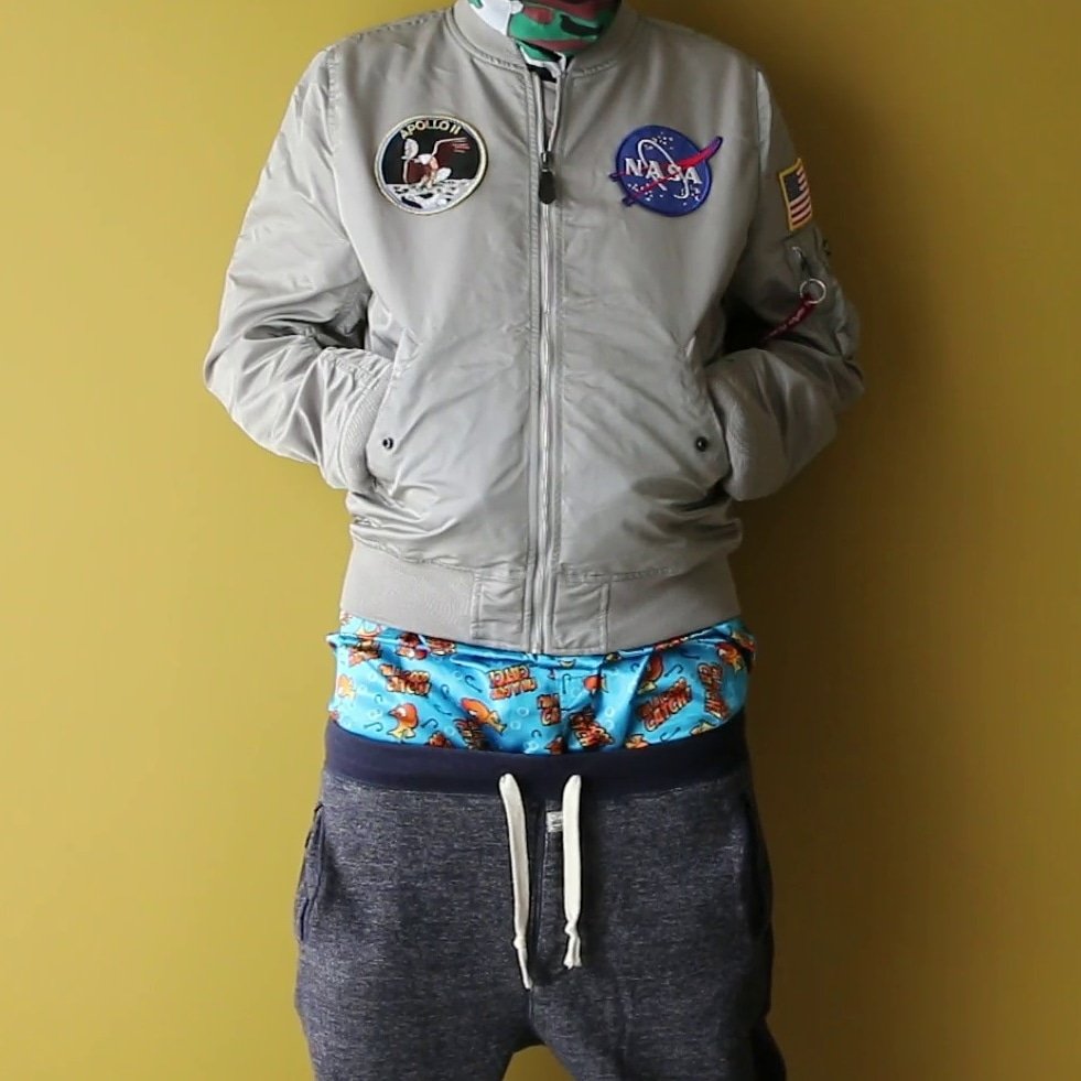 ledger_phoenix's tweet photo. Chilling at home. #sagger #sagging #satinsagger #gaysagger #saggingsweatpants #satinboxershorts #satinboxers #silkboxershorts #silkboxers #bomberjacket #nylonjacket #nylonlover #satinlovers #phoenixledger #gayboy #fetishboy #LGBTQ https://t.co/Fvix05hvpE