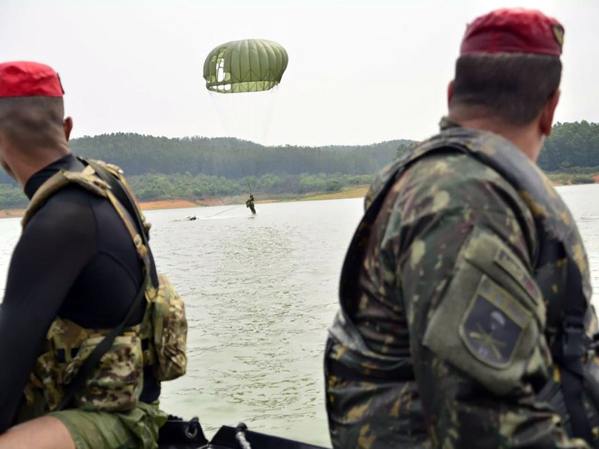 Adestramento da Brigada de Infantaria Pára-quedista mobiliza 1.800 militares durante Operação Saci https://t.co/gD5NMllMWv #BraçoForte #MãoAmiga https://t.co/6S4cxWyRfc