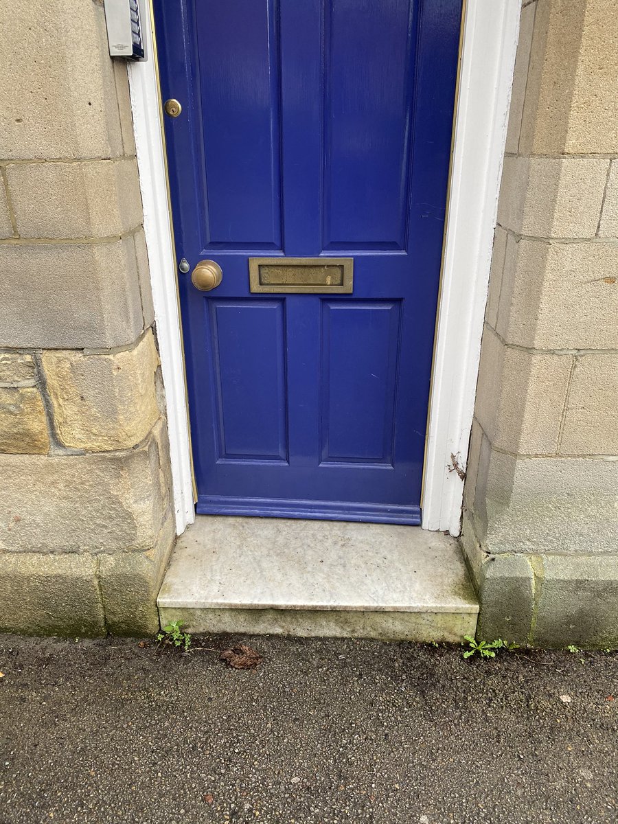 march_beth's tweet photo. How it started:          How it’s going: @Hermesparcels https://t.co/KCqsqhDCYl