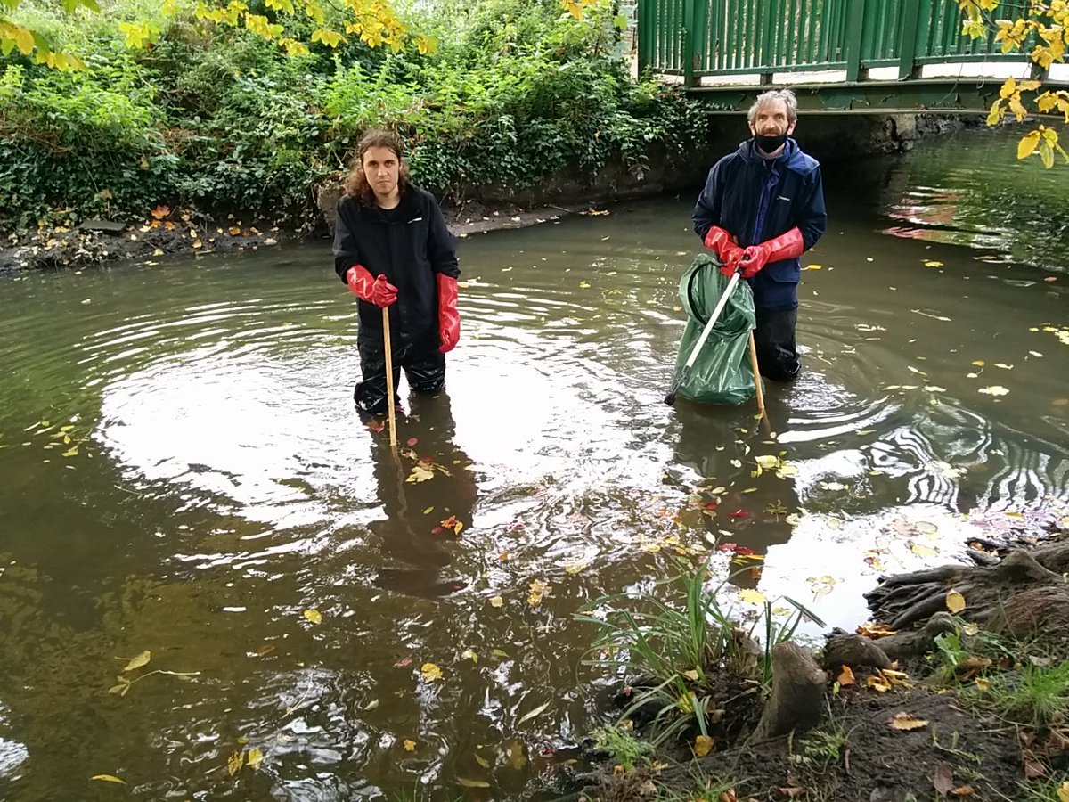 AlisonJArcher's tweet photo. It's #LondonRiversWeek! Pymmes BrookERS working in small groups + at safe distance, tackled in-channel litter embedded in river banks + bed. Fighting ecological disaster, one wet wipe at a time! 👏💪🚮🌊🏅🏞 @Thames21 @theriverstrust #ArnosPark @PGCommunity https://t.co/w50EQoKCBT