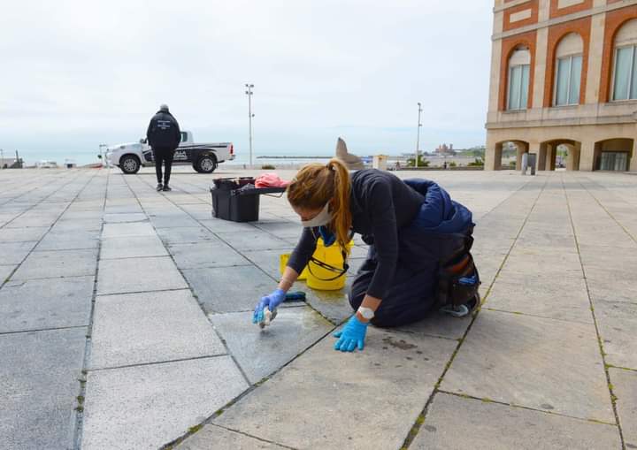 Ella es Costanza Addiechi y es la Directora de Restauración de Monumentos del Municipio. Una apasionada del cuidado patrimonial. Hoy a las 6 am, comenzó las tareas de remoción para intentar recuperar la Rambla, que había quedado manchada.