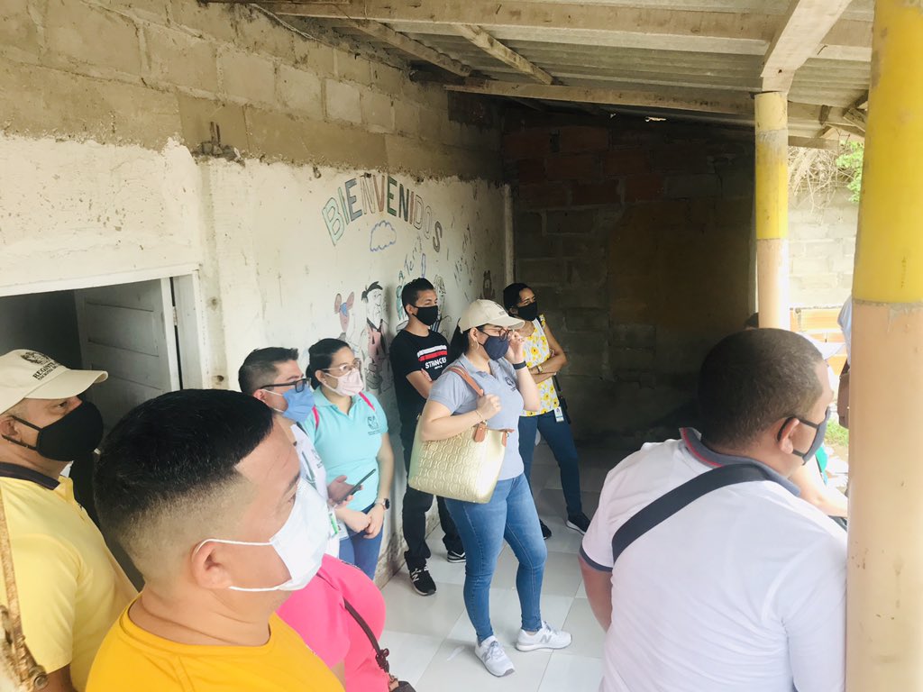 Registraduria's tweet photo. La directora de Gestión Electoral, Ludis Emilse Campo, y el Registrador de Repelón, Atlántico, Humberto Barrera, se reunieron con los delegados de puesto y operadores biométricos, para garantizar los protocolos en las #EleccionesAtípicas de este 25 de octubre. https://t.co/unmDFRDHEt