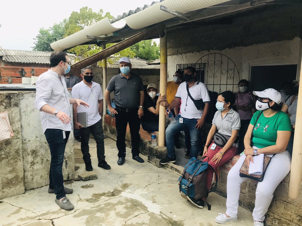 Registraduria's tweet photo. La directora de Gestión Electoral, Ludis Emilse Campo, y el Registrador de Repelón, Atlántico, Humberto Barrera, se reunieron con los delegados de puesto y operadores biométricos, para garantizar los protocolos en las #EleccionesAtípicas de este 25 de octubre. https://t.co/unmDFRDHEt