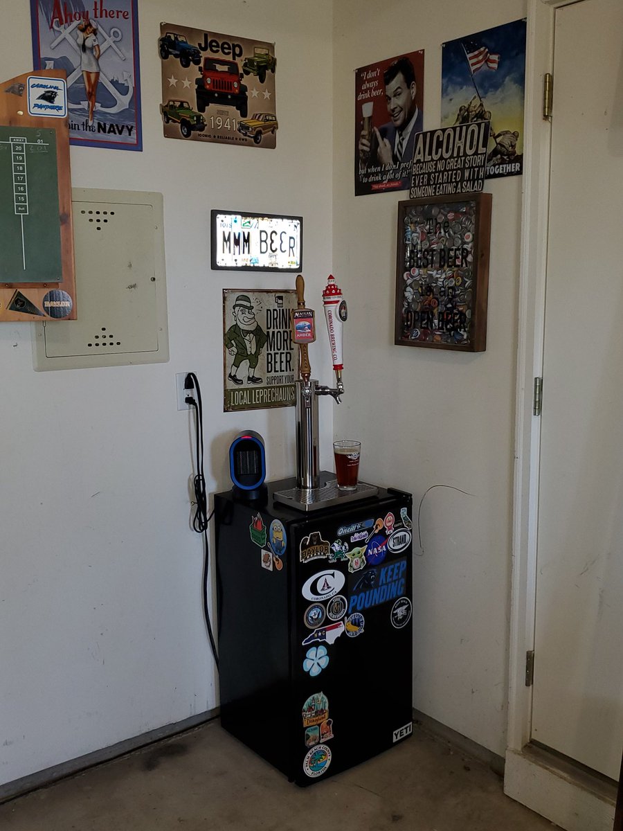 BobbyBMET's tweet photo. Got my DIY kegerator ready. Time to listen to @espngolic sound off on some college football https://t.co/Sul2Zf7j2h