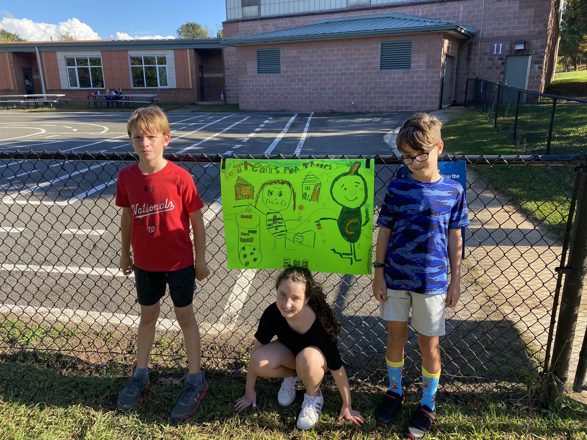 NottinghamSCA's tweet photo. Some of our class representatives, Max, Davis and Reid are spreading the word about Treats for Troops around Nottingham! Way to go!! 🍭 🍫 🇺🇸 🎃 #knightsrock @HayhurstBr @Gidrizi719 https://t.co/YnGhlYnBKD