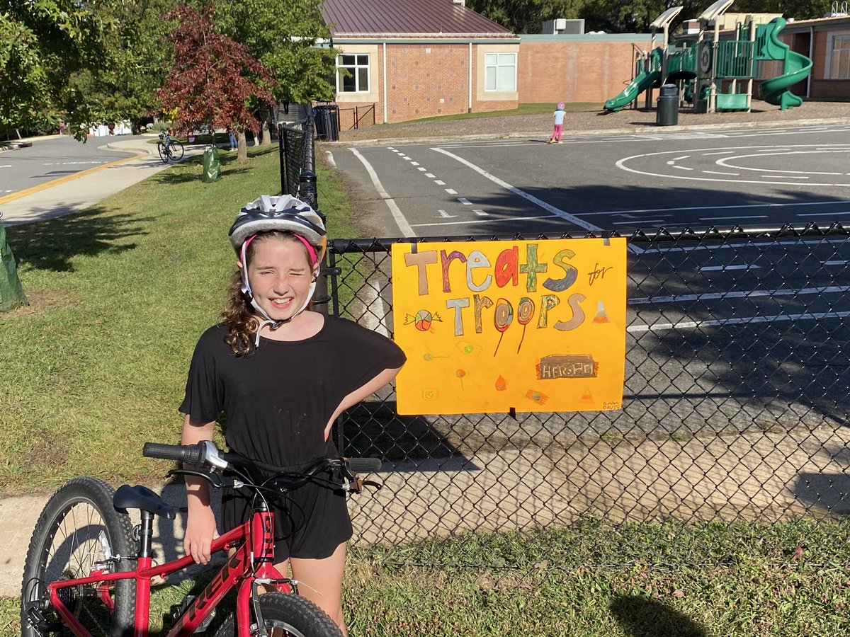 NottinghamSCA's tweet photo. Some of our class representatives, Max, Davis and Reid are spreading the word about Treats for Troops around Nottingham! Way to go!! 🍭 🍫 🇺🇸 🎃 #knightsrock @HayhurstBr @Gidrizi719 https://t.co/YnGhlYnBKD